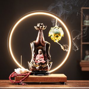 Thác khói trầm hương tay Phật